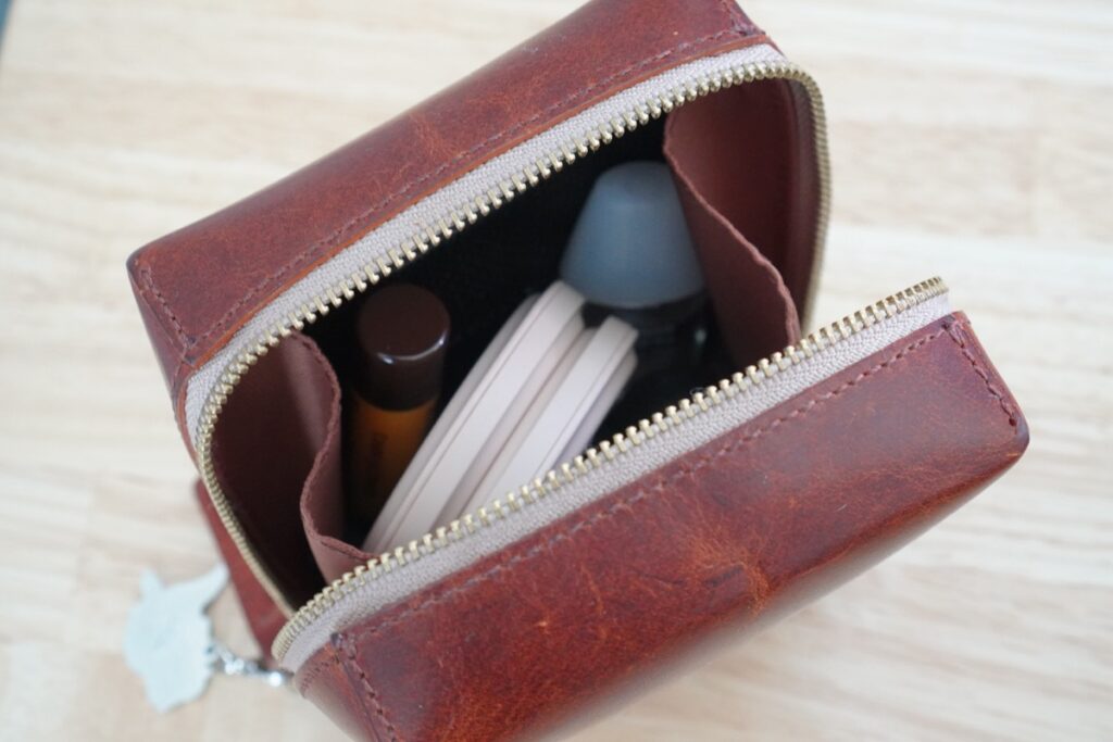 Satechi OntheGO 2-in-1ワイヤレス充電器をガジェットポーチに収納