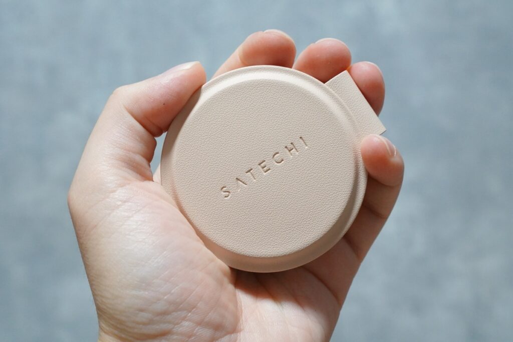 Satechi OntheGO 2-in-1ワイヤレス充電器は手のひらに収まるサイズ感