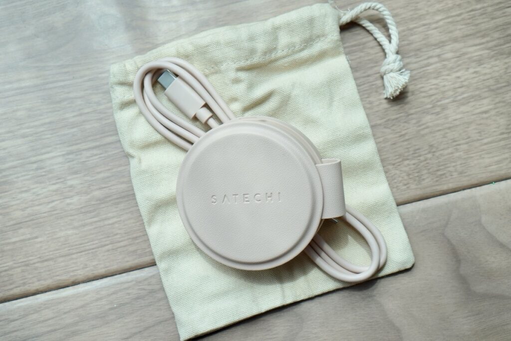 Satechi OntheGO 2-in-1ワイヤレス充電器に付属するトラベルポーチのサイズ感