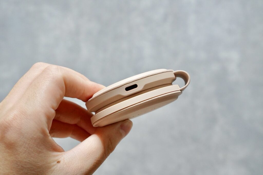 Satechi OntheGO 2-in-1ワイヤレス充電器本体への電源供給は、側面のUSB-Cポート