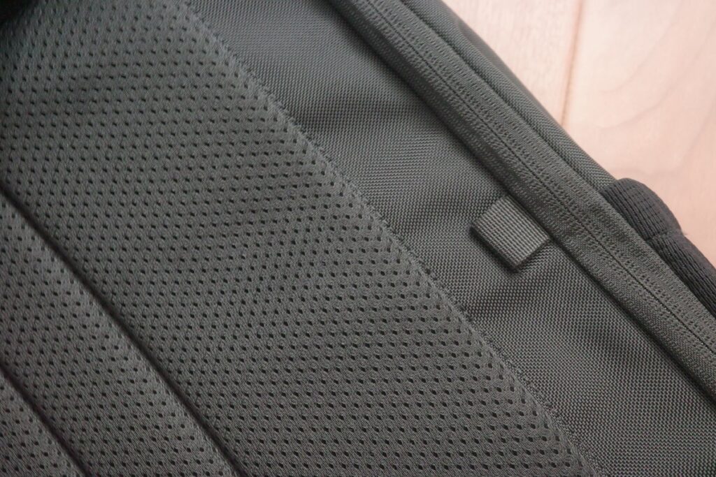 THE TOKYO TECHPACK AIRにカラビナ等を取り付けられるDリング