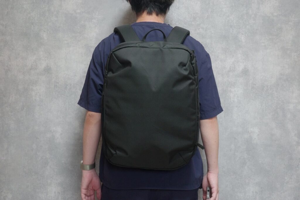 THE TOKYO TECHPACK AIRを背負った様子