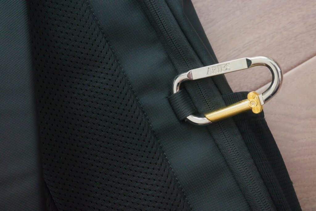THE TOKYO TECHPACK AIRのDリングにカラバビを装着