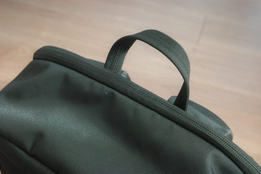 THE TOKYO TECHPACK AIRの持ち手を上げた様子