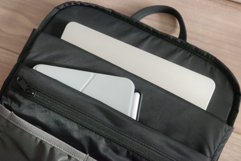 THE TOKYO TECHPACK AIRのPCポケットにMacBook Air、タブレットポケットにiPad miniを収納