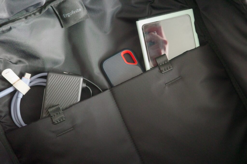 THE TOKYO TECHPACK AIRのマグネットポケットにガジェット周辺機器を収納