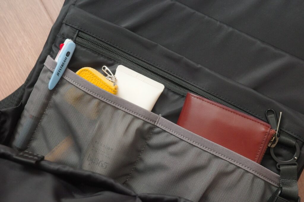 THE TOKYO TECHPACK AIRのメッシュポケットに収納