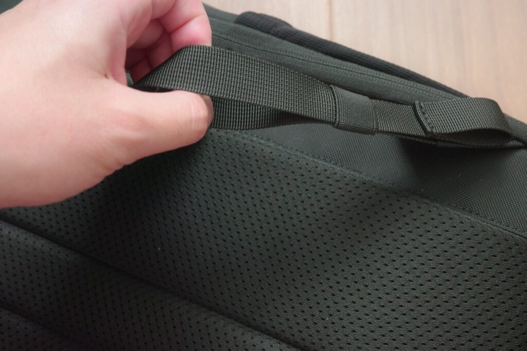 THE TOKYO TECHPACK AIRの余った肩紐はバンドで止められる