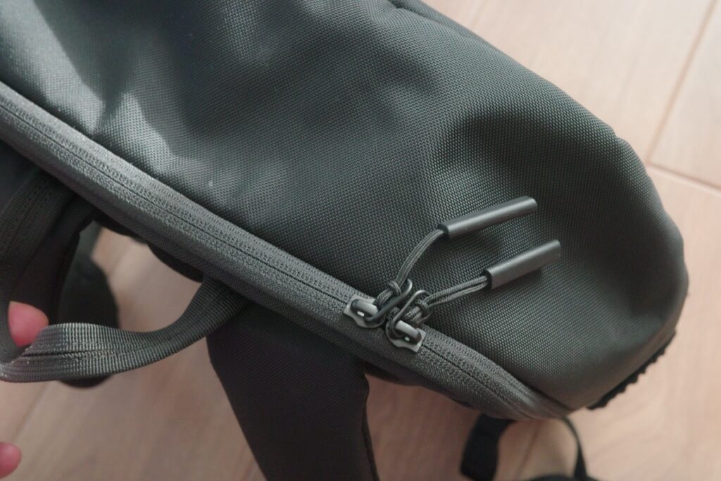 THE TOKYO TECHPACK AIRはYKK製ラケットコイルファスナーを採用