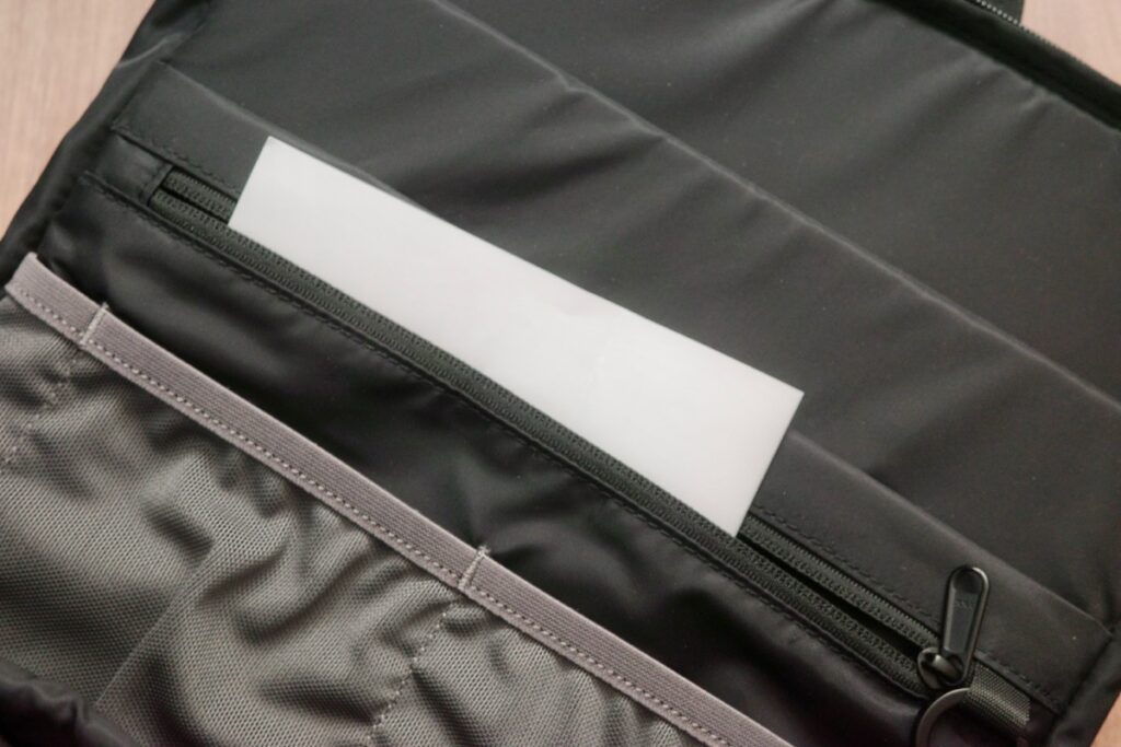 THE TOKYO TECHPACK AIRのファスナー付きポケットには、書類やパンフレット、チケットなどを収納
