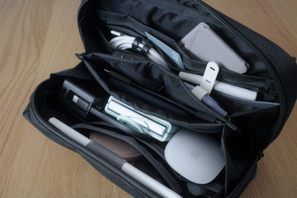 何がどこに入っているかが一目瞭然のTHE TOKYO TECHPACK POUCH