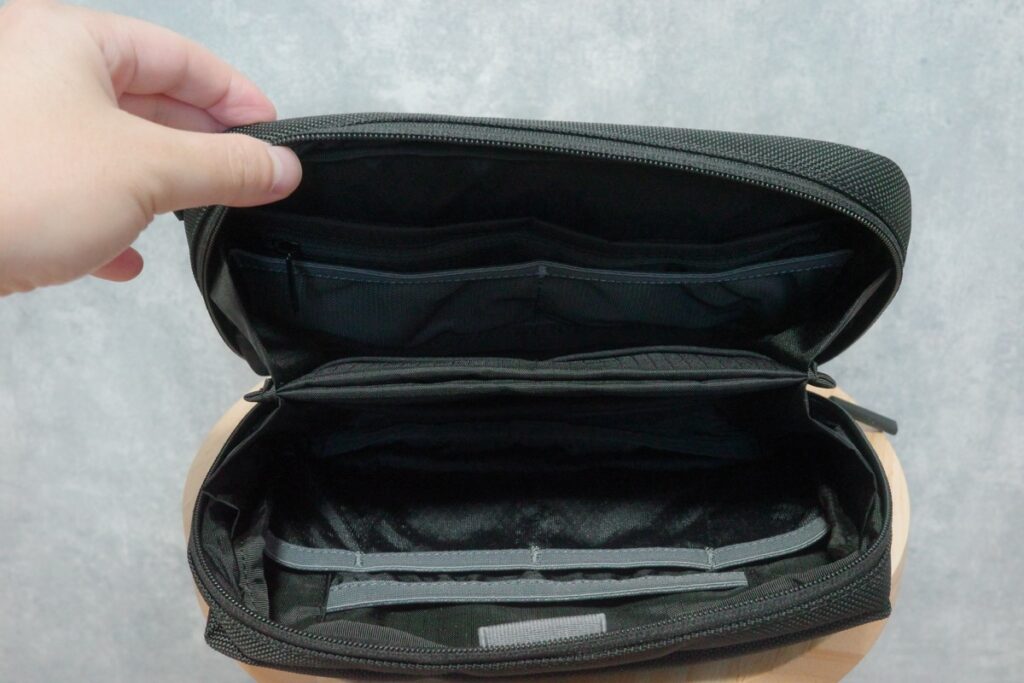 ガバッと開くTHE TOKYO TECHPACK POUCH