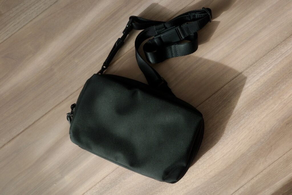 THE TOKYO TECHPACK POUCHの前面からは、ショルダーベルトの金具が見えにくい