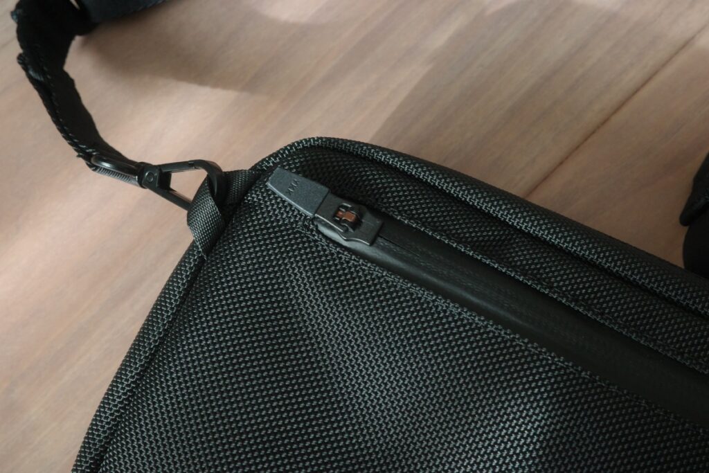 THE TOKYO TECHPACK POUCHのショルダーベルトは、ポーチ背面に装着する
