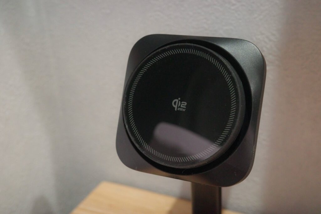 ESR Qi2.2対応・冷却ファン搭載 3in1充電器のQi2.2充電パッド