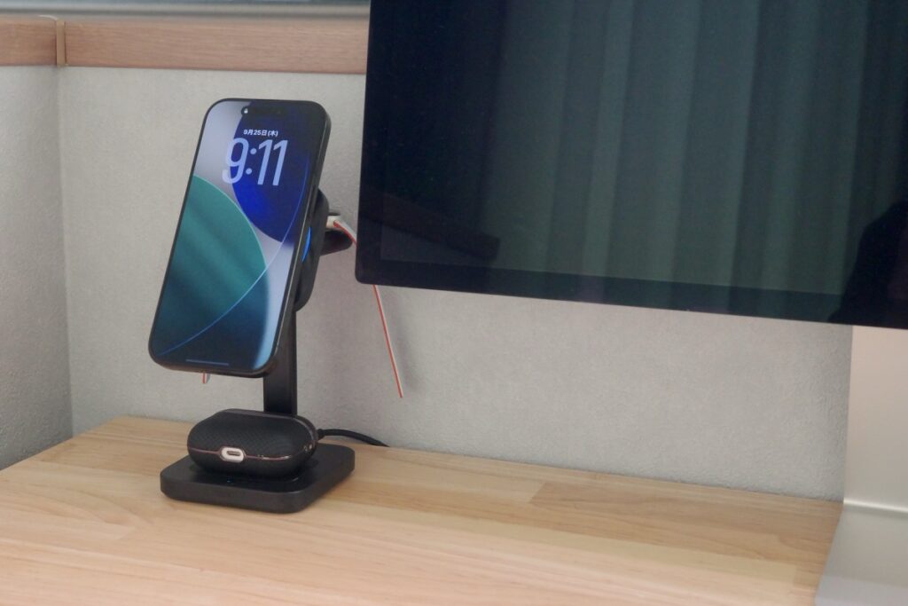 3-in-1充電器は省スペースで3デバイスを充電できる