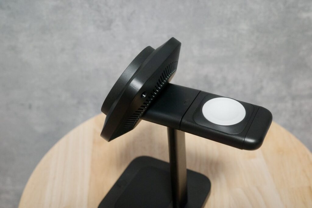 ESR Qi2.2対応・冷却ファン搭載 3in1充電器にApple Watch充電器を装着した様子