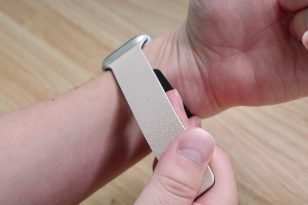 MOFT Apple Watchバンドの装着には、慣れが必要