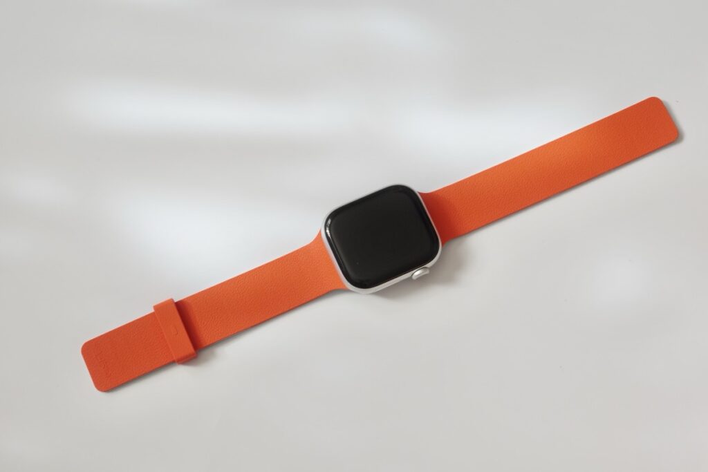 MOFTのApple Watchバンド（サンライズオレンジ x ミストブルー）のサンライズオレンジ