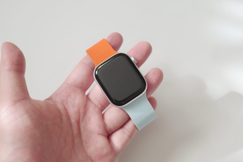 MOFTのApple Watchシリコンバンド（サンライズオレンジ x ミストブルー）