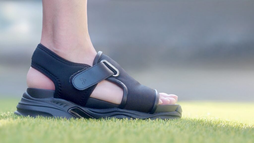 MONOLITH NYLONは、サンダルなのに足首が安定する