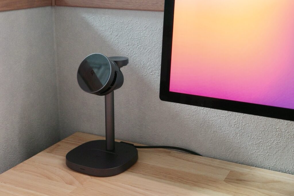 RORRY 冷却ファン付き3-in-1ワイヤレス充電器をデスクに設置