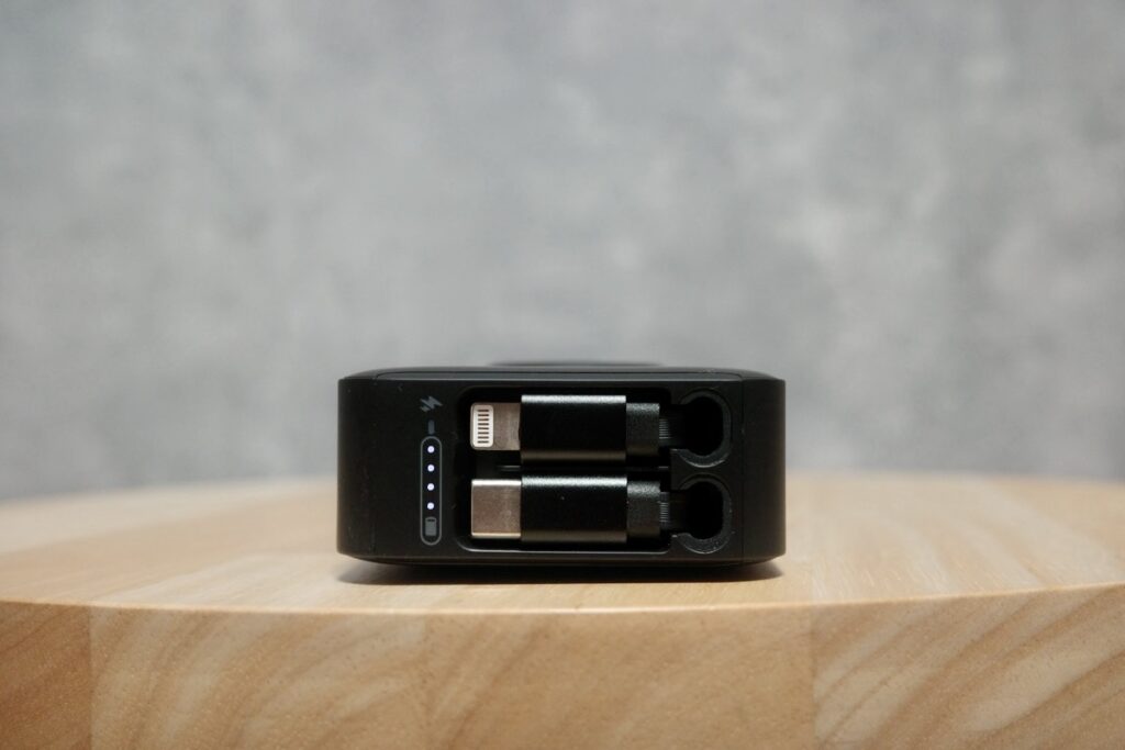 RORRY モバイルバッテリー H1は、巻取り式のLightningケーブルとUSB-Cケーブルを内蔵
