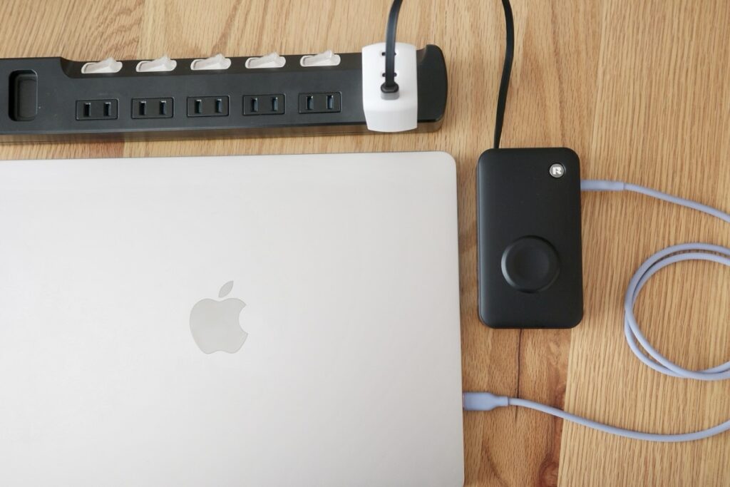 RORRY モバイルバッテリー H1は、パススルー充電に対応