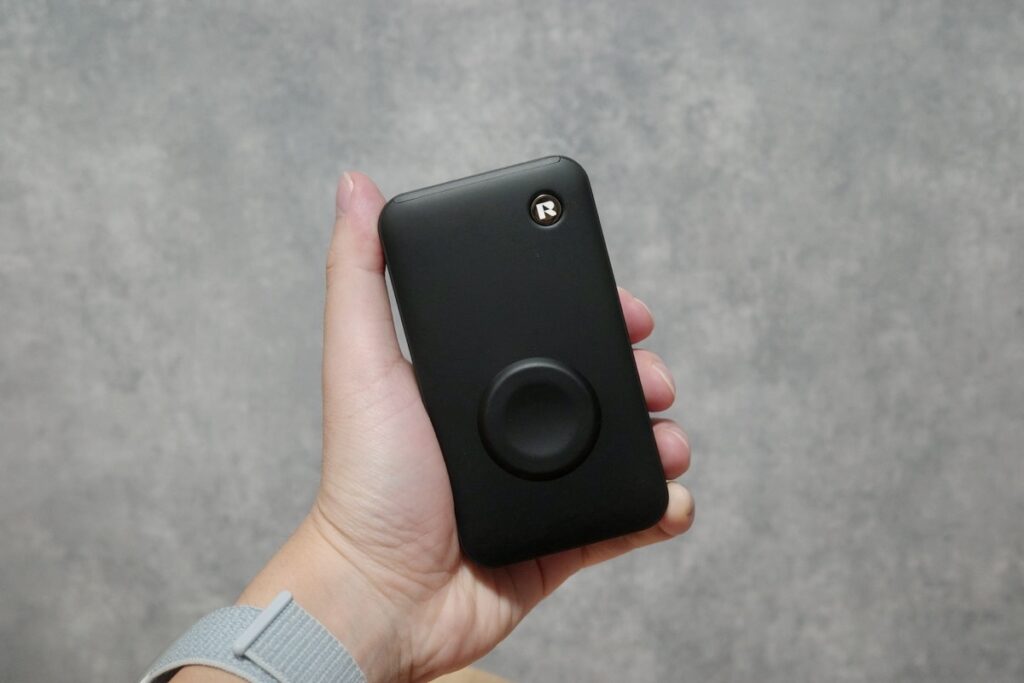 RORRY モバイルバッテリー H1を手で持った様子
