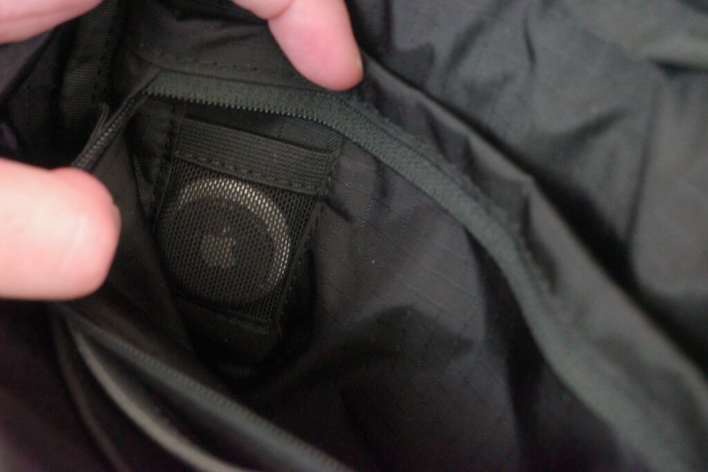 THE TOKYO TECHPACK POUCHのAirTag専用ポケット