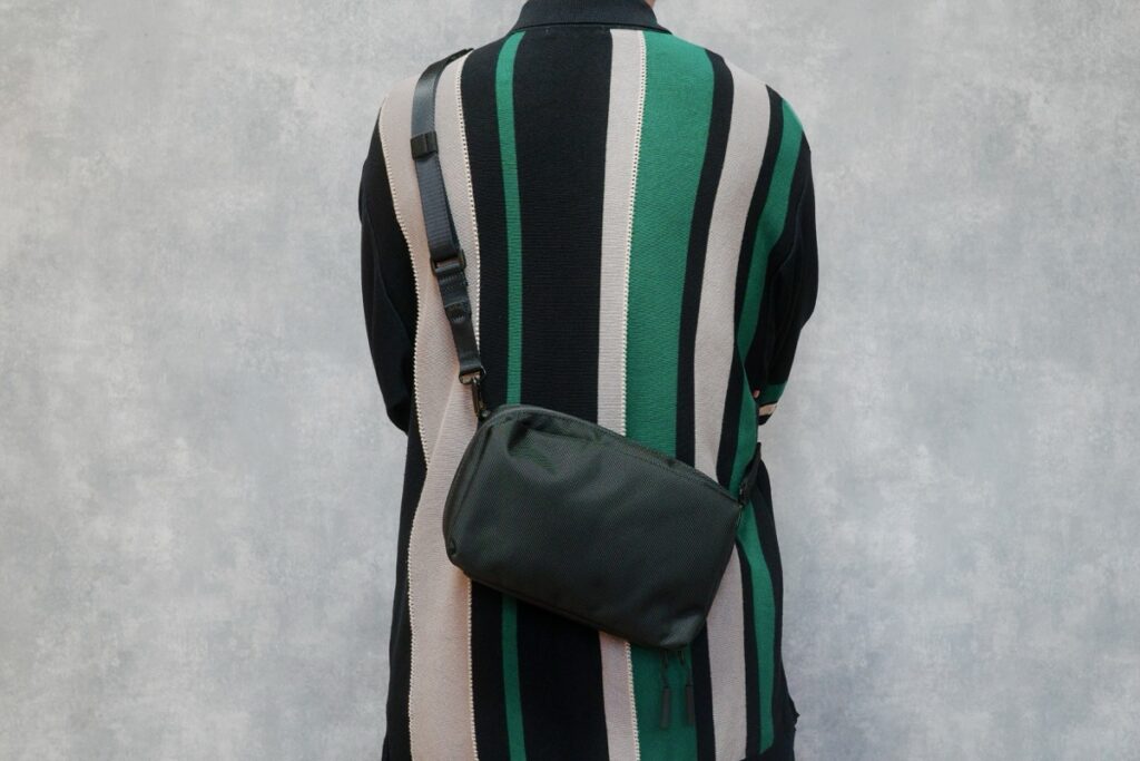 THE TOKYO TECHPACK POUCHをショルダーバッグとして使う