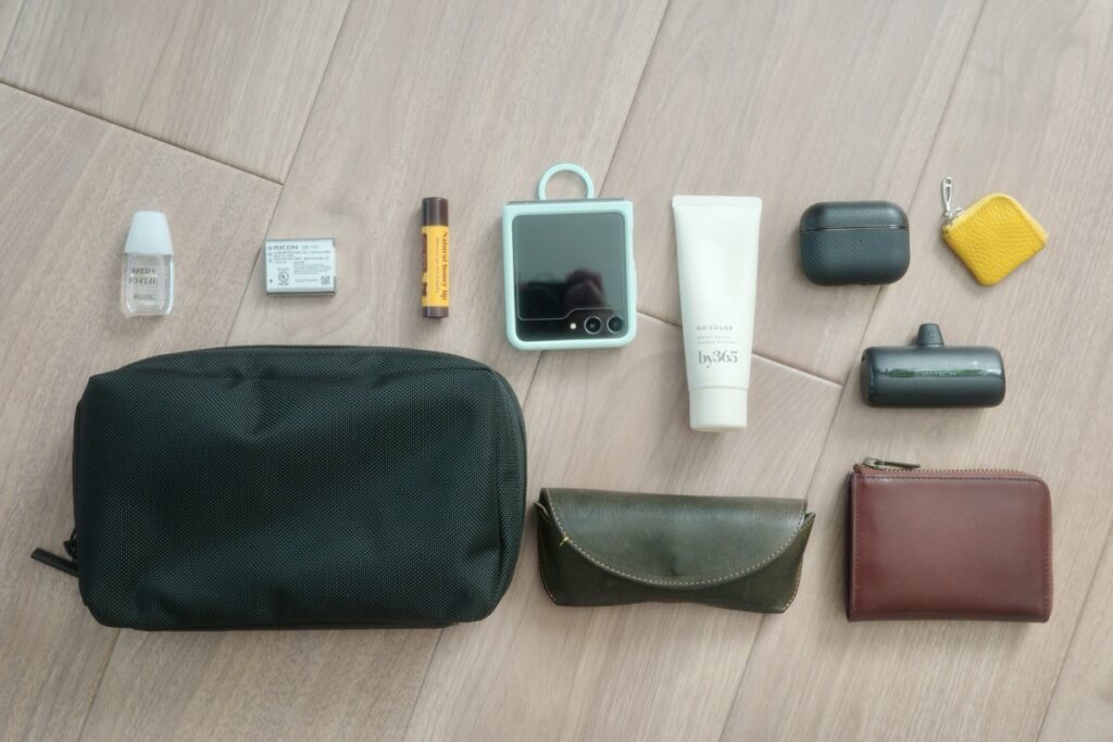 THE TOKYO TECHPACK POUCHに小物を収納