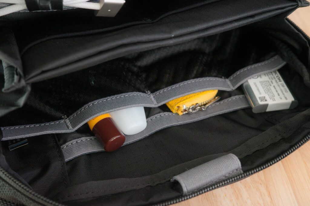 THE TOKYO TECHPACK POUCHのケーブルポケットに小物を小分けして収納