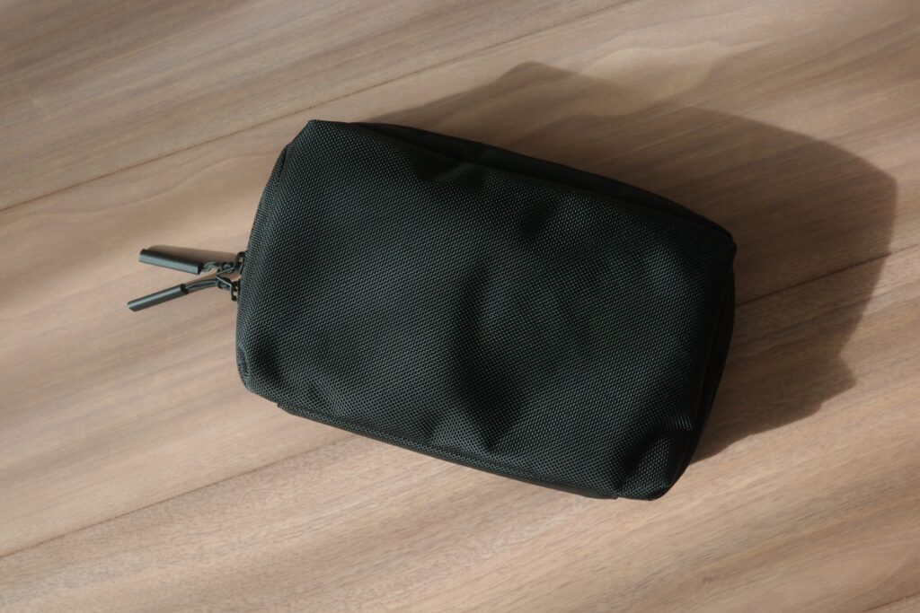 THE TOKYO TECHPACK POUCHは黒一色のデザイン