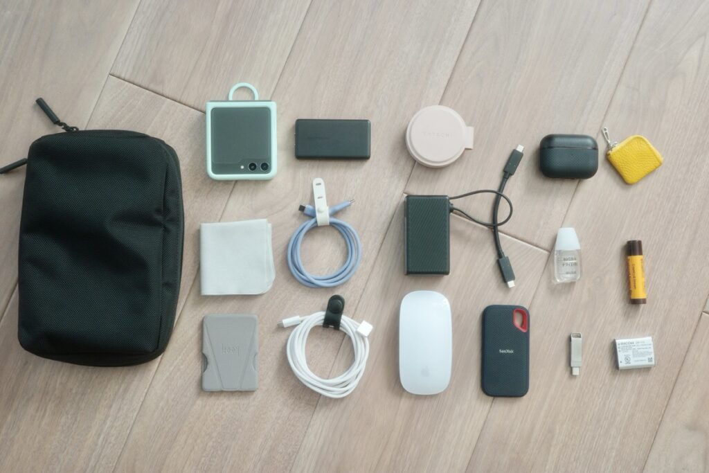 THE TOKYO TECHPACK POUCHにガジェットと周辺機器を収納