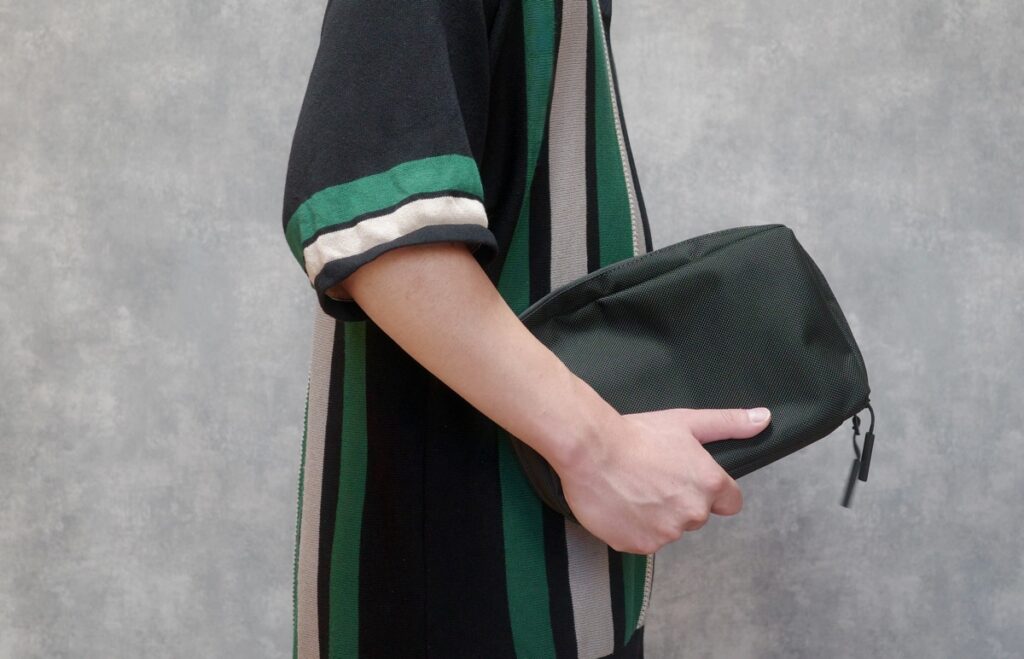 THE TOKYO TECHPACK POUCHを手持ちする
