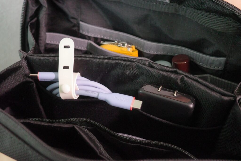 THE TOKYO TECHPACK POUCHのマグネットポケット外側にUSB-Cケーブルと急速充電器を収納