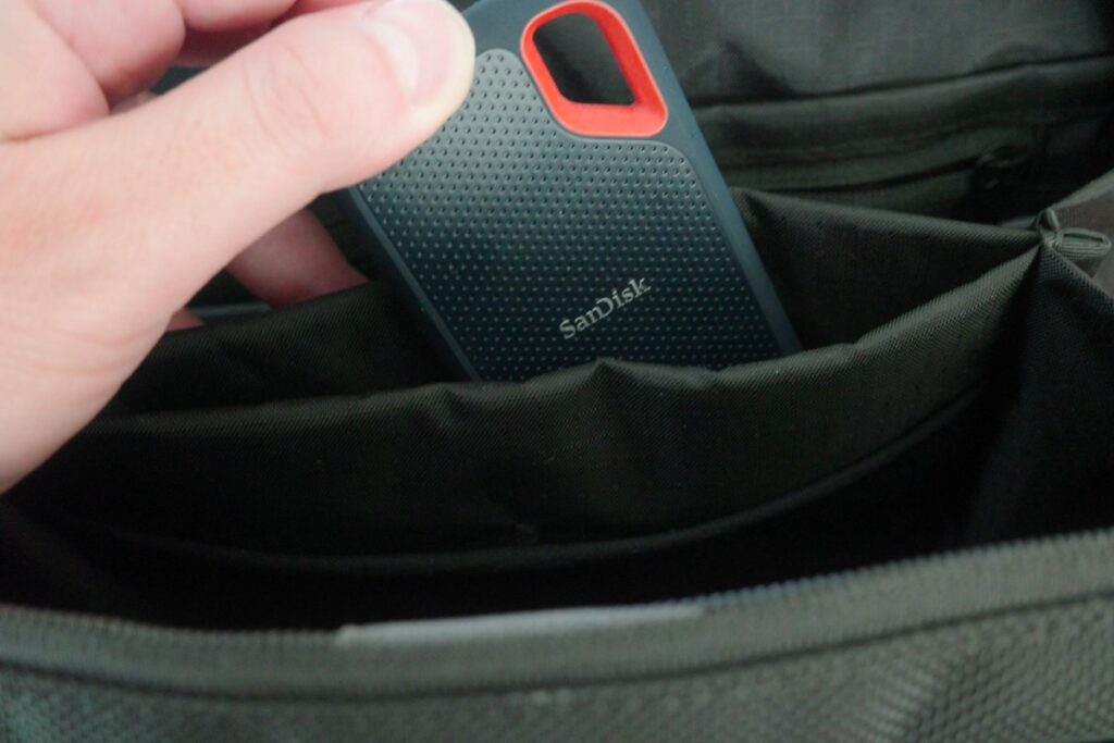 THE TOKYO TECHPACK POUCHのマグネットポケットにSSDを収納