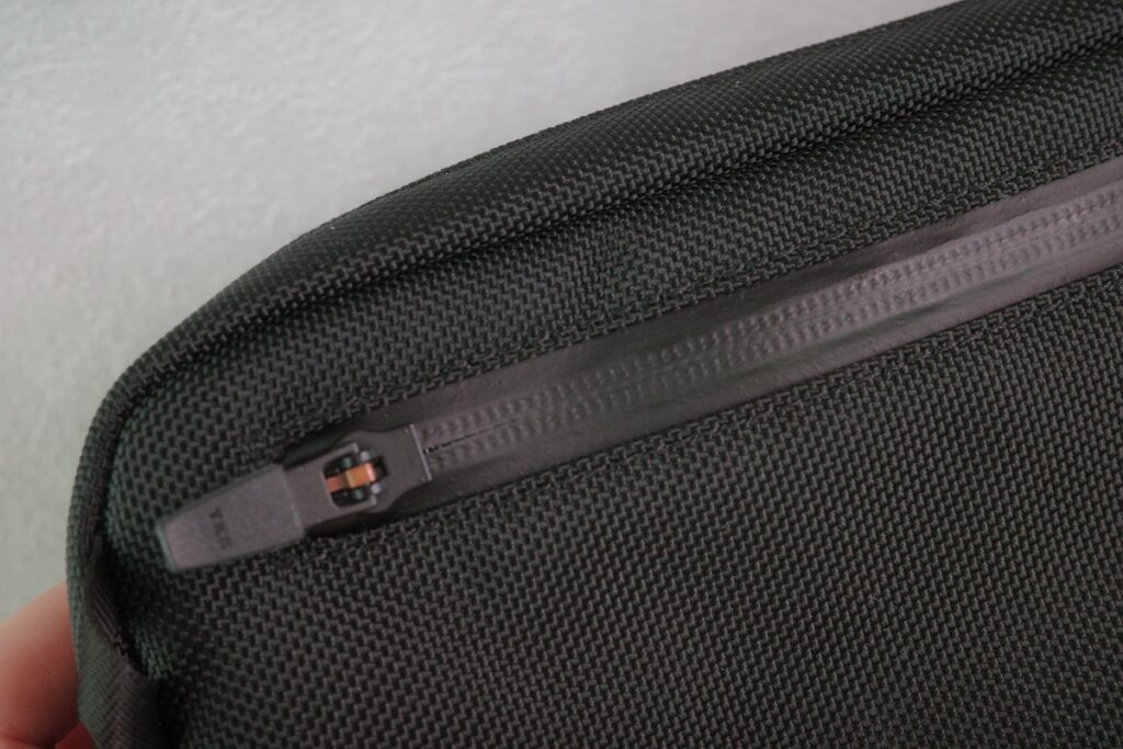 THE TOKYO TECHPACK POUCHの外側にあるスキミング防止ポケット