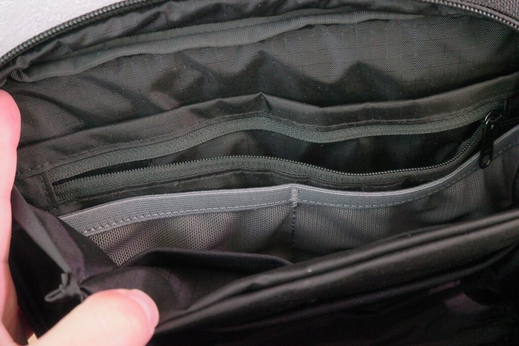 THE TOKYO TECHPACK POUCHのジッパー付きポケット