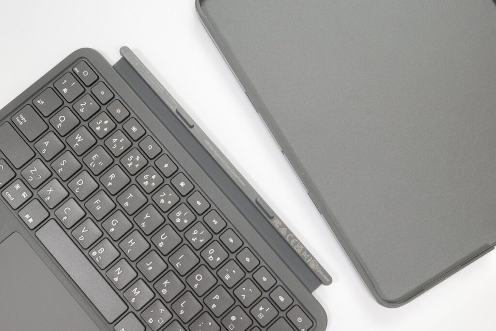ESR iPad Air 11インチ（M2/M3）Flexタブレットケースを着脱した様子