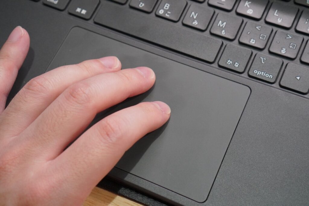 ESR iPad Air 11インチ（M2/M3）Flexキーボードケースの大きなトラックパッドが便利
