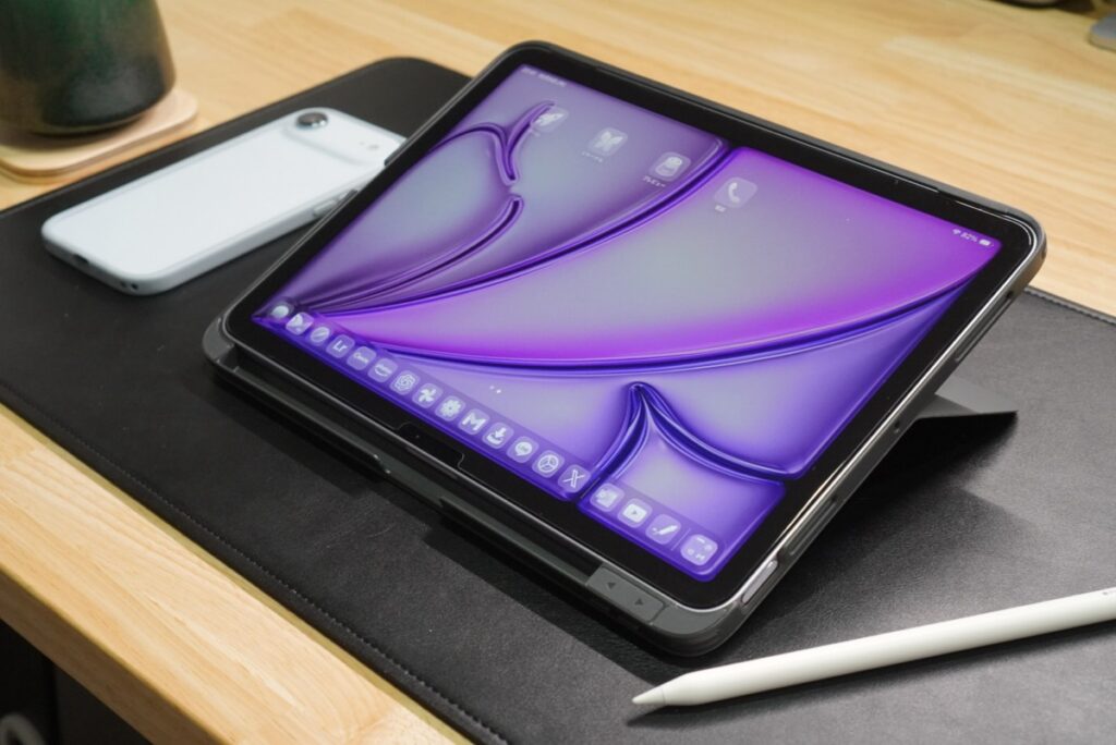 ESR iPad Air 11インチ（M2/M3）Flexキーボードケースのスタンド角度（20度）