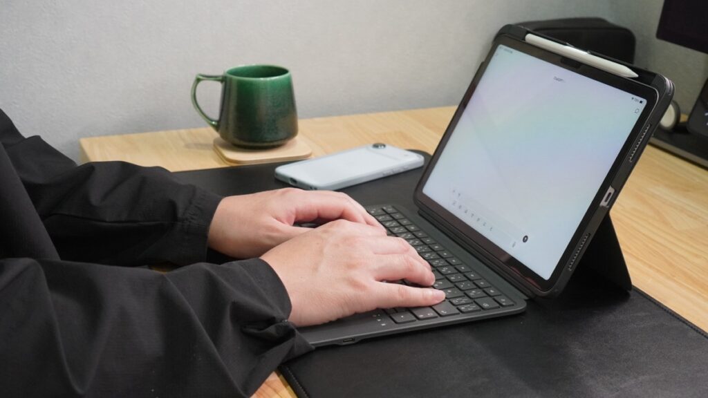 ESR iPad Air 11インチ（M2/M3）Flexキーボードケースは、パチパチする打鍵感