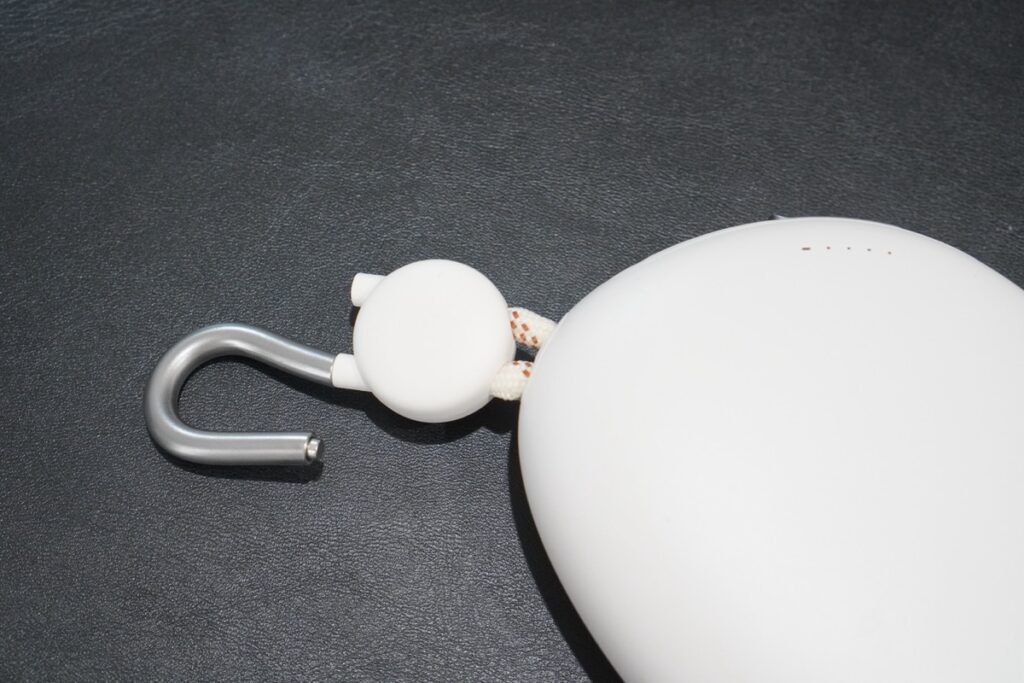 FlexLine Pebble モバイルバッテリーのカラビナ