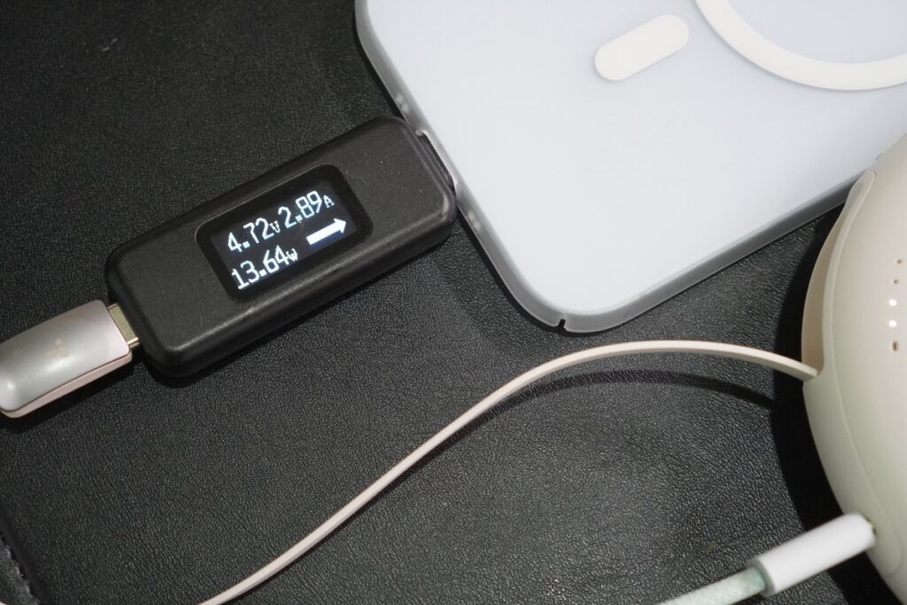 FlexLine Pebble モバイルバッテリーでiPhoneとイヤホンを同時に充電した際のiPhoneへの出力