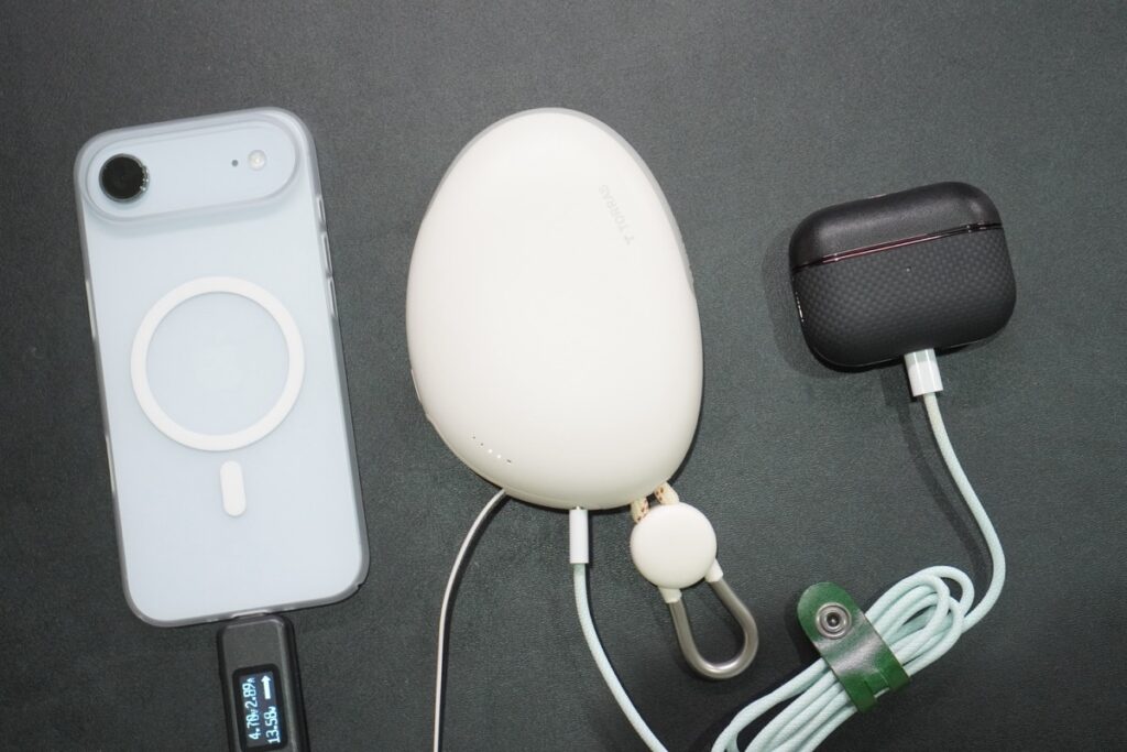 FlexLine Pebble モバイルバッテリーでiPhoneとイヤホンを同時に充電
