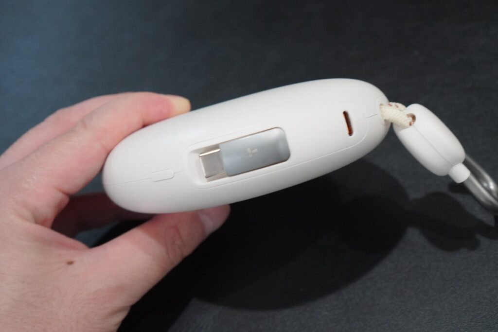 FlexLine Pebble モバイルバッテリーの内蔵ケーブルと搭載ポート