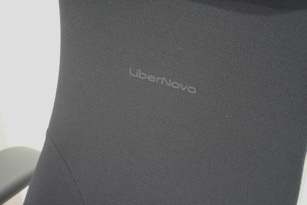 LiberNovo Omniのバックレストのロゴ