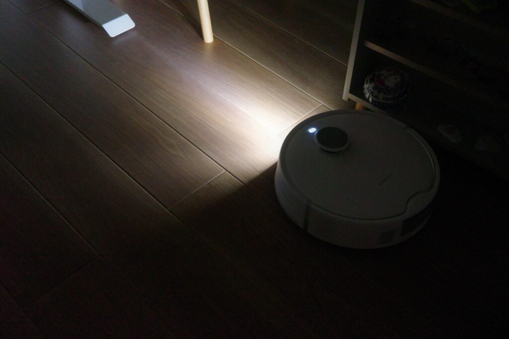 暗所ではライトとAIカメラで障害物を回避